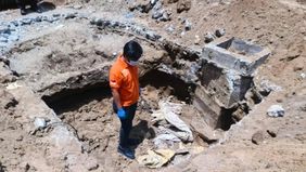 Pekerja proyek pembangunan RSUD Cut Nyak Dhien Meulaboh, Aceh Barat, dibuat geger setelah menemukan kerangka manusia saat menggali pondasi bangunan. Polisi menduga kuat, kerangka tersebut merupakan anggota Polri yang menjadi korban tsunami Aceh tahun