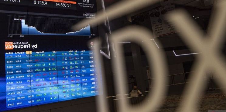 Ilustrasi - Karyawan melintas di depan layar monitor pergerakan Indeks Harga Saham Gabungan (IHSG) di Bursa Efek Indonesia, Jakarta.  <b>(ANTARA FOTO/Muhammad Adimaja)</b>