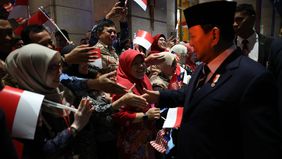 Presiden RI Prabowo Subianto disambut riuh antusias warga Indonesia yang sedang berada di Malaysia, salah satunya keluarga dari Azhui Zhan yang sedang berlibur di Malaysia dan kebetulan berada di hotel yang sama dengan Prabowo, Senin (27/1).