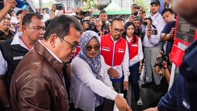 Menteri Perdagangan Budi Santoso bersama Direktur Tipidter Bareskrim Polri, Brigadir Jendral Polisi Nunung Syaifuddin, Pj. Walikota Sukabumi, Kusmana Hartadji dan Direktur Utama Pertamina Patra Niaga Riva Siahaan melakukan penyegelan dispenser SPBU d