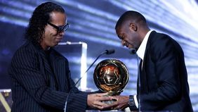 Pemain Paris Saint Germain (PSG), Ousmane Dembele meraih gelar Pemain Terbaik Dunia atau Ballon d'Or 2025 yang digelar di Theatre du Chatelet, Paris, pada Selasa dini hari tadi, 23 September 2025.