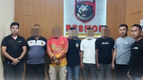 Kepolisian Resor (Polres) Indramayu, Polda Jawa Barat berhasil mengamankan lima orang terduga pelaku pengeroyokan terhadap seorang dokter di Desa Anjatan, Kecamatan Anjatan, Kabupaten Indramayu.