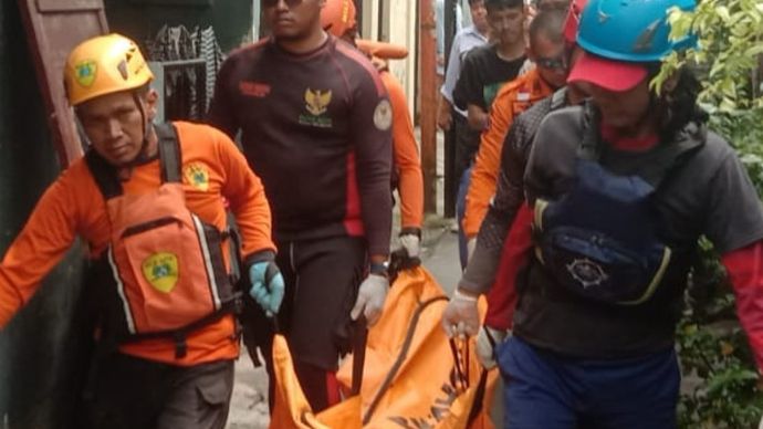 Tim SAR Temukan Korban Tenggelam di Kali Ciliwung