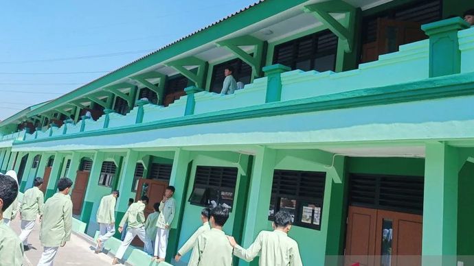 Sejumlah siswa saat beraktivitas di sekitar sekolah yang sedang direnovasi di Kota Bogor, Jawa Barat, Jumat, 19 Juni 2026