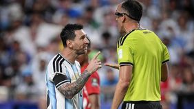 Kapten Timnas Argentina Lionel Messi menjadi sorotan dalam laga perempat final Piala Dunia 2026 setelah terlibat adu argumen dengan wasit asal Portugal, Joao Pinheiro.