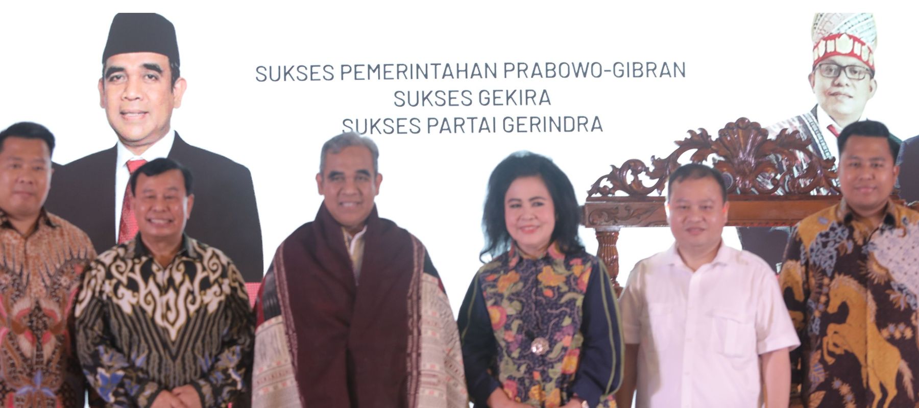 Presiden Komisaris NT Corp memberikan Ulos ke Ketua MPR RI Ahmad Muzani