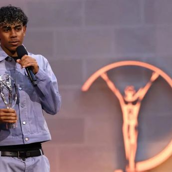 Lamine Yamal Samai Legenda Barcelona Usai Raih Trofi Laureus 2026