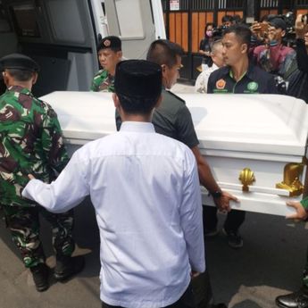 Mobil Jenazah Garnisun TNI Bawa Mendiang Hamzah Haz ke Bogor