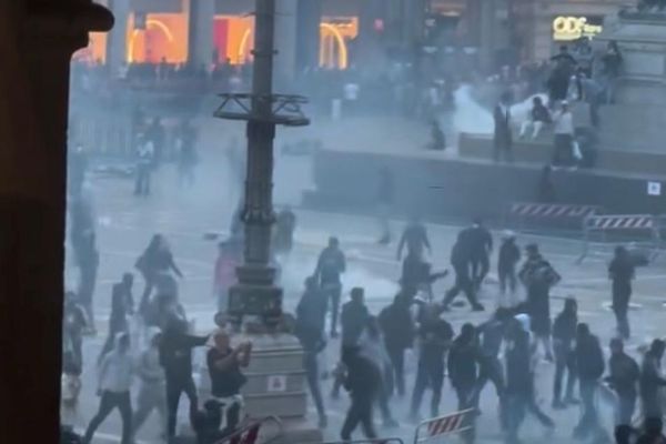 demonstrasi memprotes meningkatnya biaya hidup.
