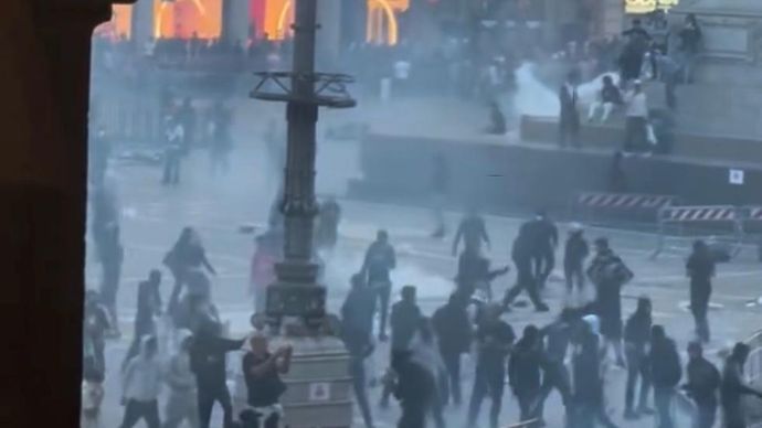 demonstrasi memprotes meningkatnya biaya hidup.
