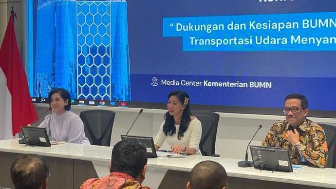 Direktur Niaga Garuda Indonesia Ade R Susardi dan Direktur Utama InJourney Maya Watono alam konferensi pers terkait dukungan dan kesiapan BUMN untuk Infrastruktur dan transportasi udara menyambut Idul Fitri 2025