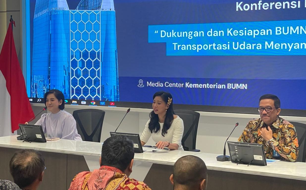 Direktur Niaga Garuda Indonesia Ade R Susardi dan Direktur Utama InJourney Maya Watono alam konferensi pers terkait dukungan dan kesiapan BUMN untuk Infrastruktur dan transportasi udara menyambut Idul Fitri 2025 <b>(Ntvnews.id-Muslimin Trisyuliono)</b>