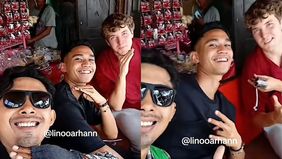 Bukan tempat layaknya kopi shop, warung kopi yang disinggahi Marselino dan Ole ini benar-benar seperti warkop biasa.