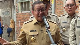 Pramono Tinjau Pengerukan Kali Anak Krukut Sepanjang 2,3 Kilometer
