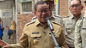 Gubernur DKI Jakarta, Pramono Anung meninjau langsung pengerukan Kali Anak Krukut di Jalan Al Habsyi Nomor 58, Jakarta Pusat, Senin, 28 September 2026. 