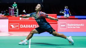 Pebulutangkis tunggal putra, Anthony Ginting terhenti di babak 32 besar Japan Open 2025 setelah kalah dari pebulutangkis tuan rumah Kodai Naraoka dengan dua gim (13-21, 19-21).