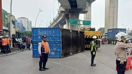 Truk Trailer Terbalik di Perempatan Pos 9 Tanjung Priok