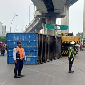 Truk Trailer Terbalik di Perempatan Pos 9 Tanjung Priok
