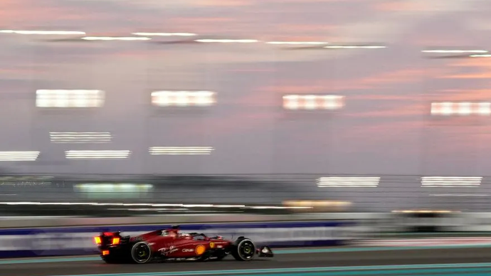 Pebalap Ferrari Charles Leclerc memacu mobilnya saat laga balap F1 GP Abu Dhabi di Yas Marina Circuit, Abu Dhabi, UEA, Minggu (20/11/2022).