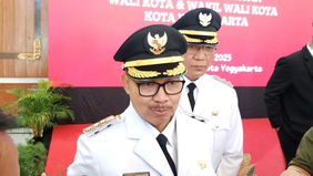 Wali Kota Yogyakarta, Hasto Wardoyo, menolak pengadaan mobil dinas baru untuk dirinya dan Wakil Wali Kota, Wawan Harmawan, serta mengusulkan agar anggaran tersebut dialihkan untuk penanganan sampah di Kota Yogyakarta.