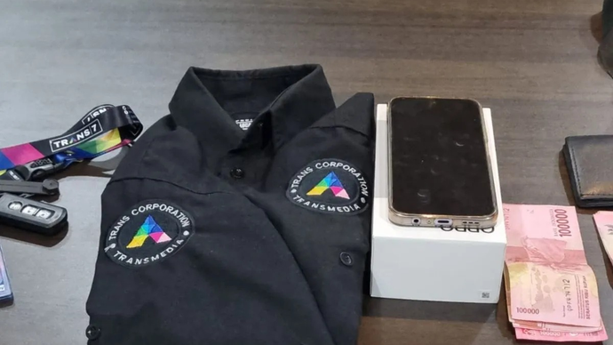 Barang bukti kasus kru TV swasta gadungan yang diduga untuk melakukan penipuan jual beli sepeda motor di Mampang, Jakarta Selatan guna meyakinkan korban, Jakarta, Selasa 7 April 2026. ANTARA/Luthfia Miranda Putri.