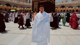 Pemain Timnas Indonesia, Ragnar Oratmangoen menjalani ibadah umrah setelah tiba di Jeddah bersama punggawa Merah Putih lainnya.