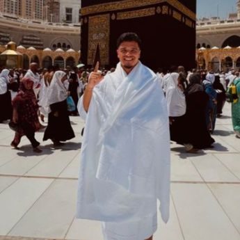 Momen Bintang Timnas Indonesia Ragnar Oratmangoen Jalani Ibadah Umrah