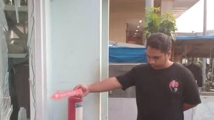 Viral di media sosial pos keamanan Masjid Agung Kota Bogor menjadi sasaran aksi penyerangan oleh orang tak dikenal (OTK) pada Sabtu dini hari, 31 Mei 2025.  