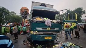 Warga di Tangerang mengejar dan menangkap sopir truk yang mencoba melarikan diri setelah menabrak beberapa pengendara motor dan menyebabkan empat orang menjadi korban.