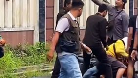 Beredar video memperlihatkan sejumlah warga berhasil menggagalkan aksi perampokan di sebuah minimarket Tasikmalaya. Hal tersebut menjadi viral di media sosial.