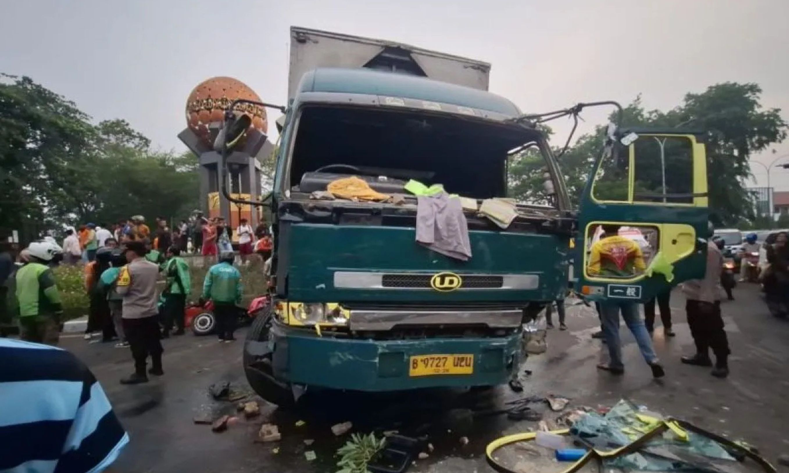 Warga Kejar Sopir Truk yang Tabrak Pengendara Motor di Tangerang <b>(ANTARA)</b>