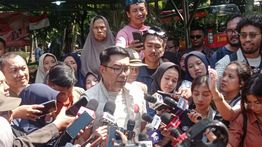 Ridwan Kamil ke Pinggir Kali Ciliwung, Mau Survei Bikin Transportasi Sungai