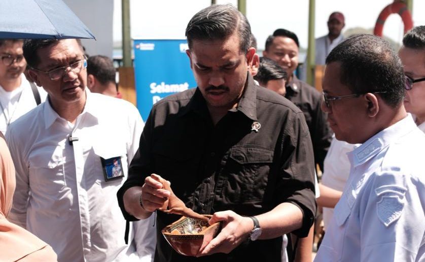 Menteri UMKM Maman Abdurrahman melakukan kunjungan kerja ke Pulau Rinca untuk menyapa masyarakat serta meninjau langsung program pemberdayaan yang dijalankan PNM. <b>(Istimewa)</b>