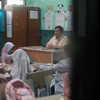 Potret Prabowo Duduk di Kursi Guru Sambil Pantau Aktivitas Siswa saat MBG