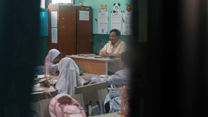 Momen Prabowo Duduk di Kursi Guru Sambil Pantau Aktivitas Siswa saat MBG