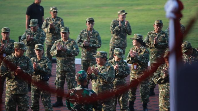 Prabowo Ajak Para Anggota Kabinet Olahraga dan Latihan Baris Berbaris