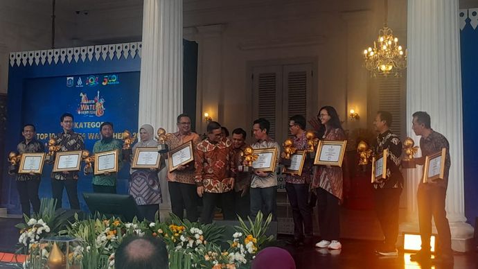 Pramono Anung kasih penghargaan di Jakarta Water Hero 2025