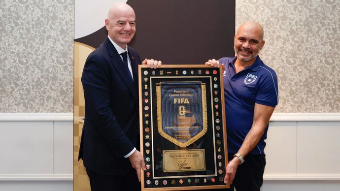 Presiden FIFA Gianni Infantino dan Presiden Federasi Sepakbola Yordania (JPA) Pangeran Ali bin Hussein