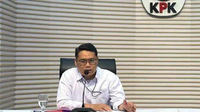 Pelaksana Tugas Deputi Penindakan dan Eksekusi Komisi Pemberantasan Korupsi Asep Guntur Rahayu (kiri) bersama Juru Bicara KPK Budi Prasetyo memberikan keterangan di Gedung Merah Putih KPK, Jakarta, Kamis 20 November 2025. (ANTARA/Rio Feisal)