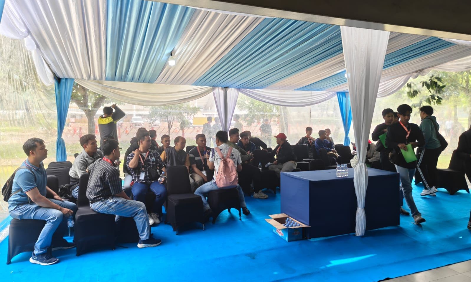 Puluhan pekerja eks Hotel Sultan melakukan pendataan dengan melapor ke Posko Pelayanan Blok 15 PPKGBK yang berlokasi di Gedung Parkir A, seberang Istora Senayan Jakarta.  <b>(Humas PPKGBK)</b>