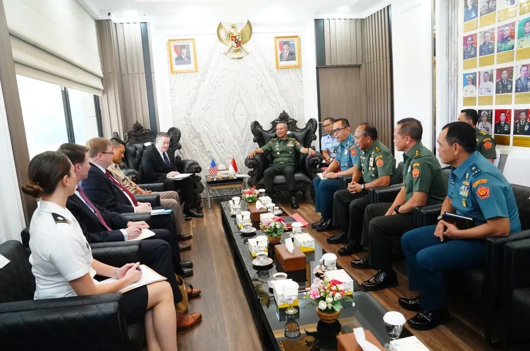 Kepala Staf Umum (Kasum) TNI Letjen TNI Richard Tampubolon, S.H., M.M., menerima Courtesy Call (CC) Deputy Assistant To Secretary Of Defence (DASD), Dr. Andrew Byers di Mabes TNI, Cilangkap, Jakarta Timur, Selasa, 6 Mei 2025. <b>(Instagram)</b>