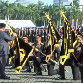 Momen Pasukan Polisi Cilik Sambut Prabowo di HUT ke-79 Bhayangkara