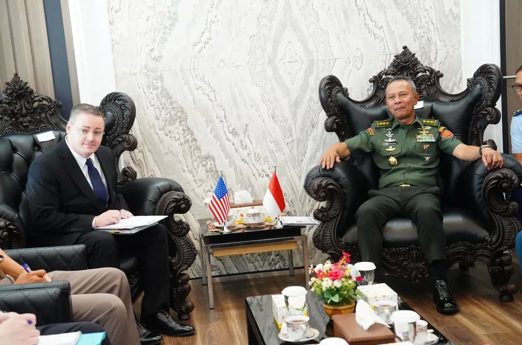 Kepala Staf Umum (Kasum) TNI Letjen TNI Richard Tampubolon, S.H., M.M., menerima Courtesy Call (CC) Deputy Assistant To Secretary Of Defence (DASD), Dr. Andrew Byers di Mabes TNI, Cilangkap, Jakarta Timur, Selasa, 6 Mei 2025. <b>(Instagram)</b>