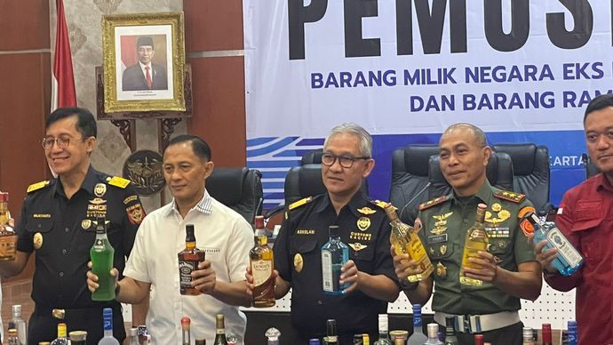 Bea Cukai musnahkan 162 ribu botol miras dan 12 juta batang rokok senilai Rp165 miliar (Ntvnews.id-Muslimin Trisyuliono)