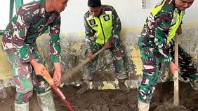 Pondok Bersalin Desa (Polindes) di Desa Mancang, Aceh Utara, mulai dibersihkan dari sisa lumpur dan material sampah akibat banjir dan longsor.