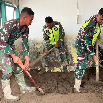 TNI AD dan Warga Bahu-membahu Bersihkan Rumah dan Pondok Bersalin Terdampak Bencana Banjir