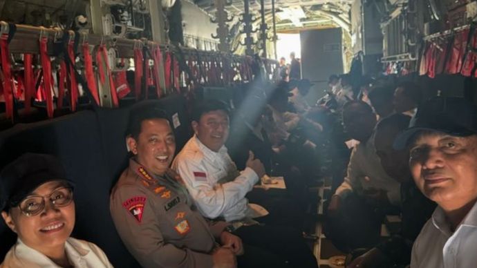 Sri Mulyani dan menteri naik hercules <b>(Instagram @smindrawati)</b>