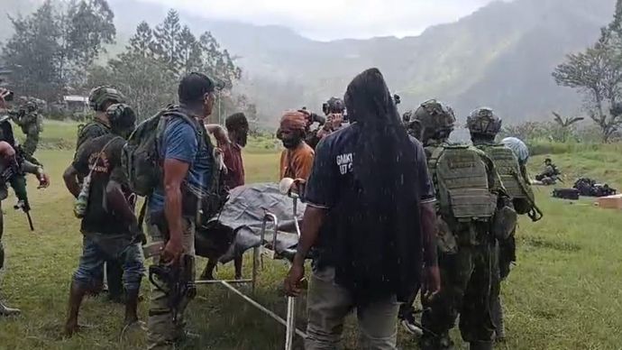 Operasi bersama TNI di bawah Kogabwilhan dan Polri yang tergabung dalam Satgas Ops Damai Cartenz-2025 serta Polda Papua mengevakuasi korban serangan brutal yang dilakukan oleh Kelompok Kriminal Bersenjata (KKB) di Distrik Anggruk, Kabupaten Yahukimo,