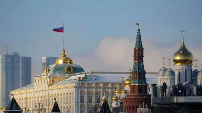 Arsip foto - Bendera nasional Rusia terlihat di Kremlin, Moskow, Rusia. 