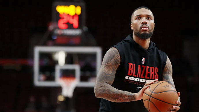 Bintang Portland Trail Blazers Damian Lillard mengikuti sesi pemanasan sebelum timnya melakoni pertandingan NBA melawan Orlando Magic di Moda Center, Oregon, Amerika Serikat, pada 8 Februari 2022. 